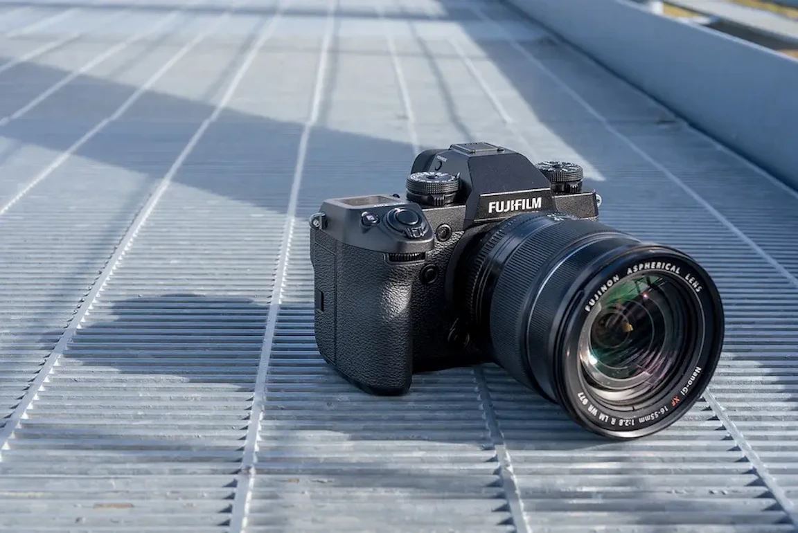 FUJIFILM X-H1 ミラーレスカメラ 本体 富士フイルム、ボディ内手ブレ補正搭載のミラーレス「FUJIFILM X-H1